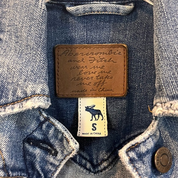 Abercrombie and Fitch Women’s distressed Jean Jacket - Picture 3 of 8